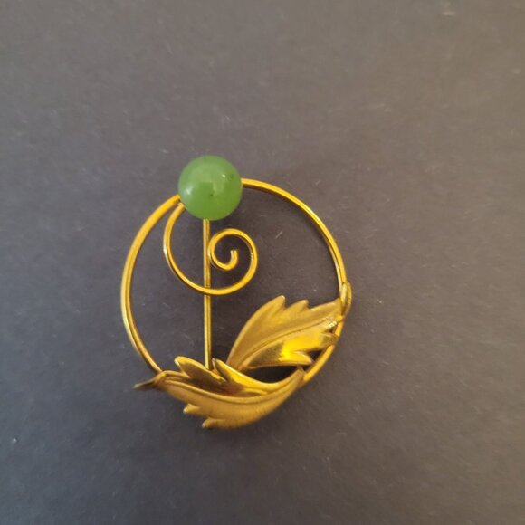 Vintage 1/20 Gold Brooch With Green Jade Stone Leaf Design - Picture 3 of 9